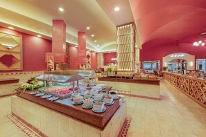 A buffet area with a variety of food items and a decorative wall. - GR Solaris Cancun & Spa - All Inclusive (Cancun)