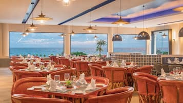 4 ristoranti, aperti a colazione e a cena, cucina internazionale