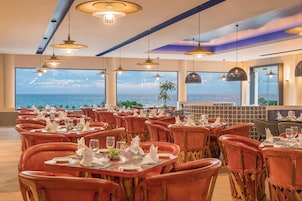 4 restaurantes; se sirve desayuno y cena; cocina internacional