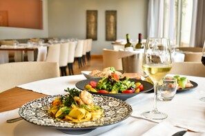 2 restaurants; breakfast, lunch, and dinner served - Plaza Resort Hotel (Saronikos)