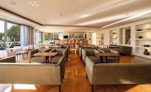 2 Bars/Lounges, Poolbar