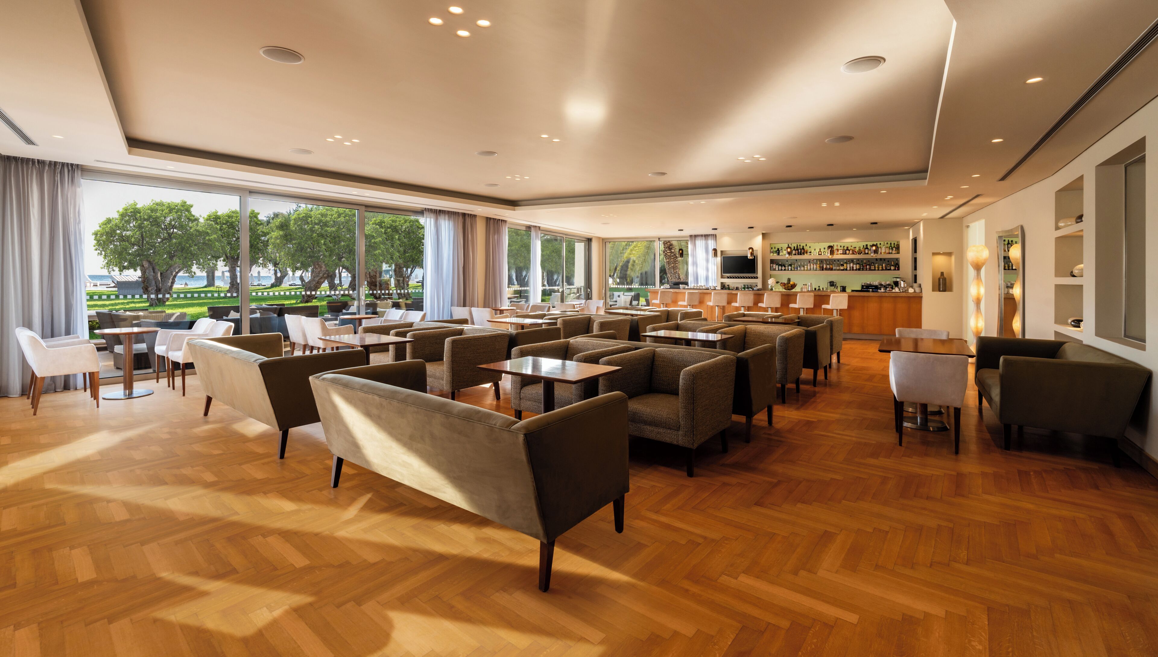 2 bars/lounges, poolside bar