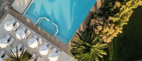 Piscine extérieure, parasols de plage, chaises longues