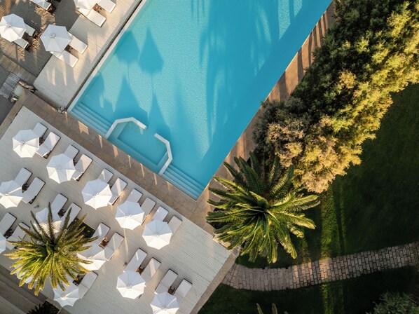 Außenpool, Sonnenschirme, Liegestühle