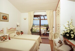 In-room safe, blackout curtains, free cots/infant beds - Stelle Marine (Arzachena)
