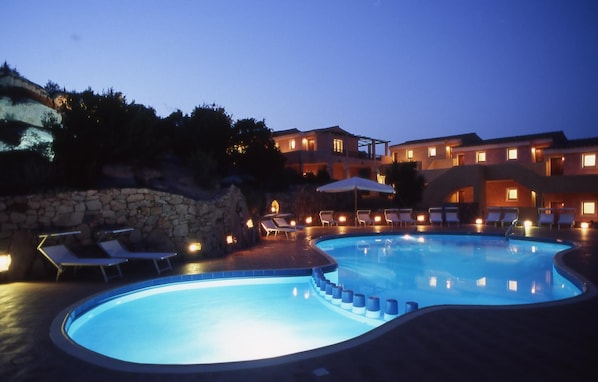 Piscina a l'aire lliure, para-sols i gandules