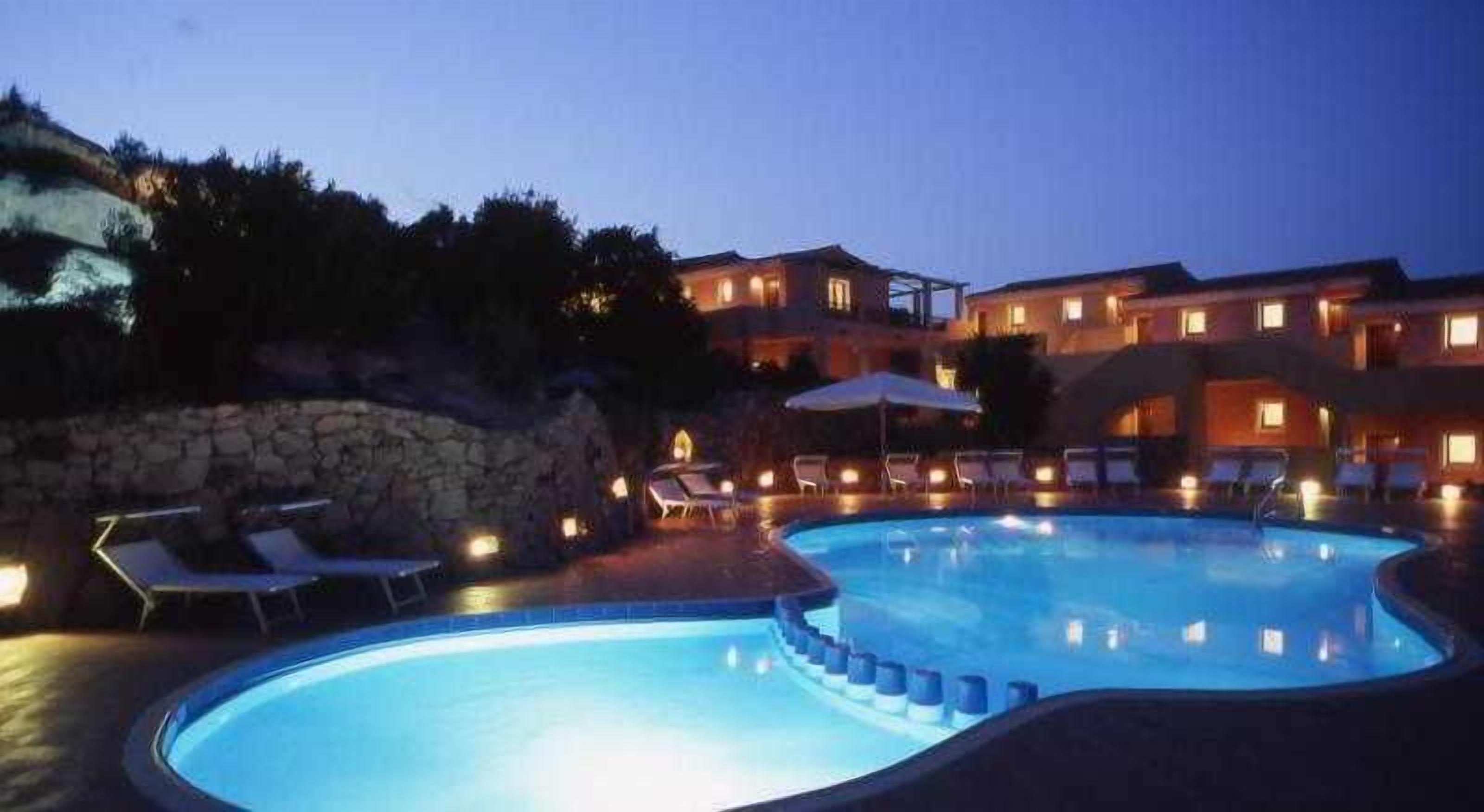 Een buitenzwembad, parasols voor strand/zwembad