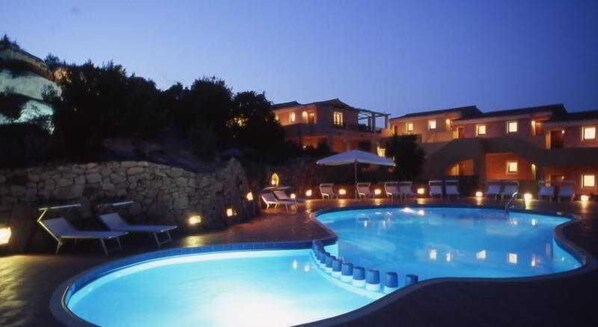 Outdoor pool, pool umbrellas, sun loungers - Stelle Marine (Arzachena)