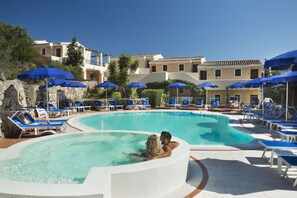 Outdoor pool, pool umbrellas, pool loungers - Stelle Marine (Arzachena)