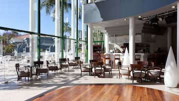 2 bares/lounges, bar ao lado da piscina