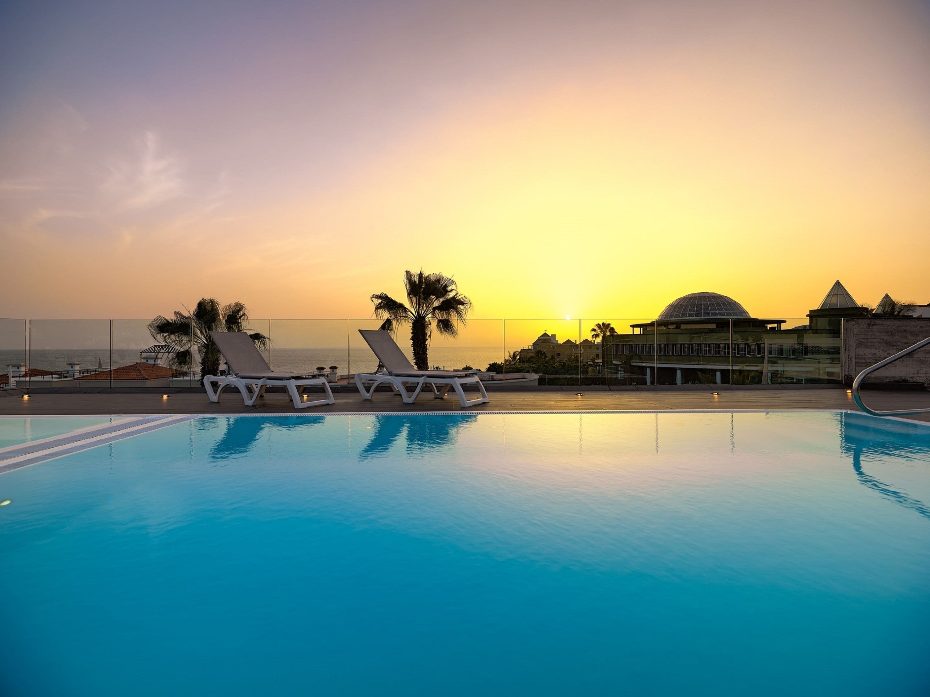3 piscines extérieures, parasols de plage, maîtres-nageurs sur place