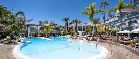 3 albercas al aire libre y sombrillas en la alberca