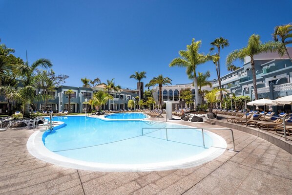 3 個室外泳池；泳池傘、場內有救生員當值