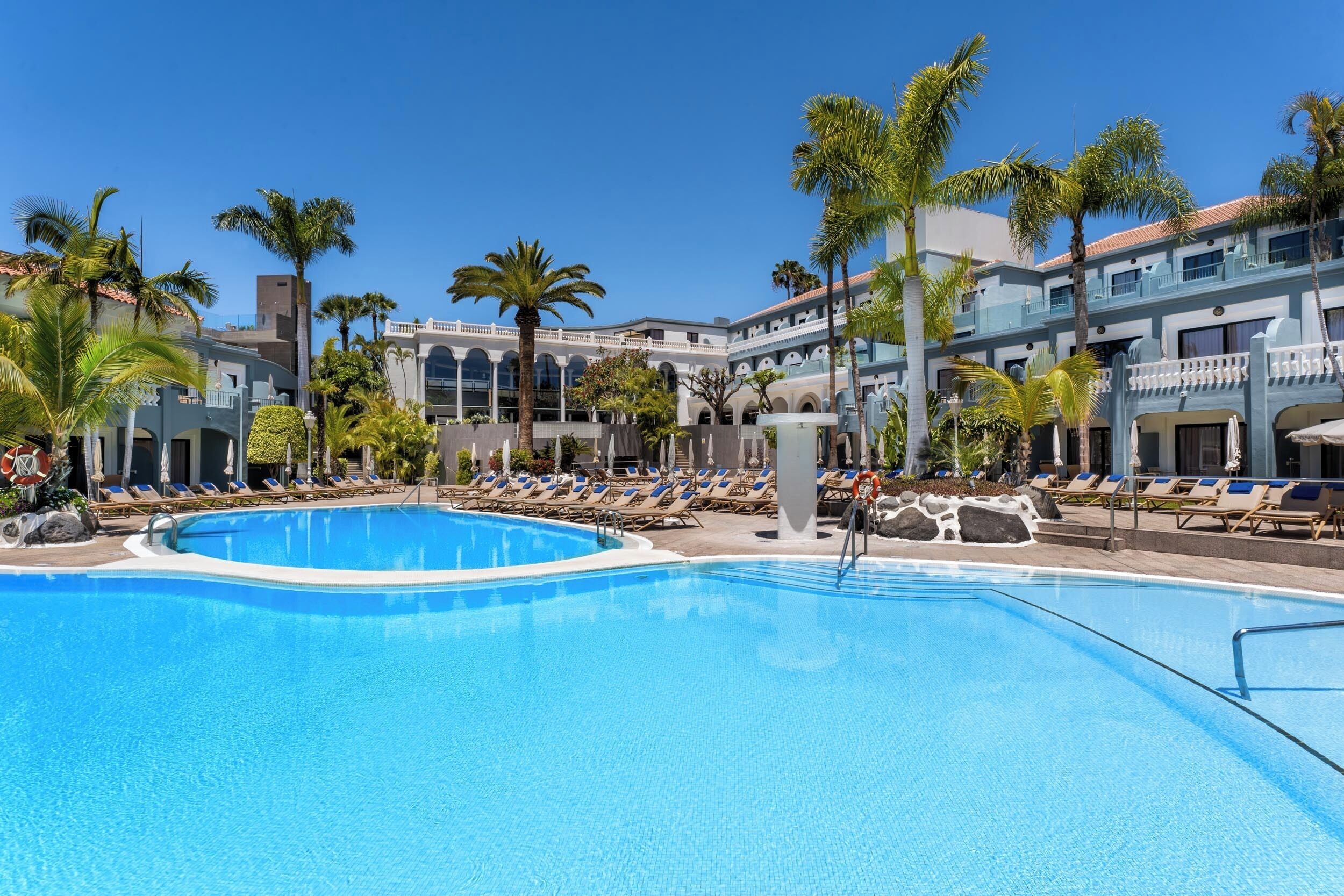 3 Außenpools, Sonnenschirme, Rettungsschwimmer vor Ort