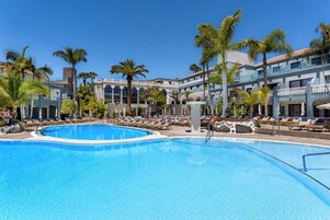 3 outdoor pools, pool umbrellas, lifeguards on site