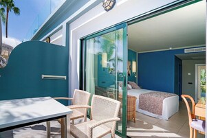 Superior Double Room | Minibar, in-room safe, desk, blackout drapes