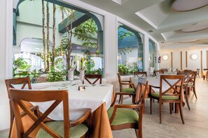 2 restaurantes; se sirve desayuno, almuerzo y cena; cocina internacional