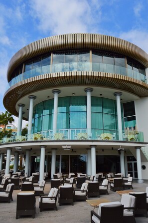 2 bares, bar junto a la piscina