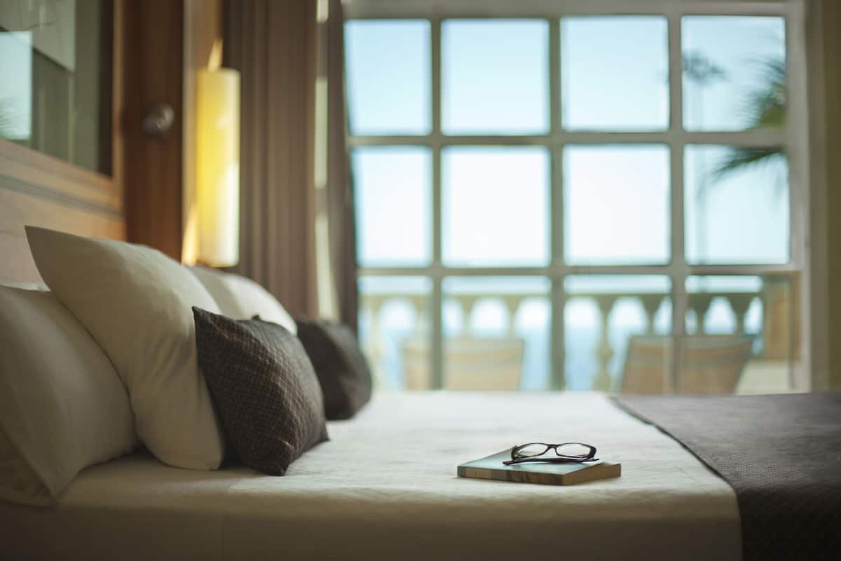 superior double room, partial sea view | 1 bedroom, minibar, in-room safe, desk