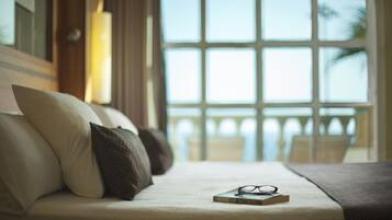 Superior tweepersoonskamer, gedeeltelijk uitzicht op zee | 1 slaapkamer, een minibar, een kluis op de kamer, een bureau