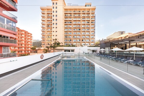 Piscina externa, espreguiçadeiras