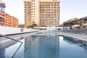 Piscina externa, espreguiçadeiras