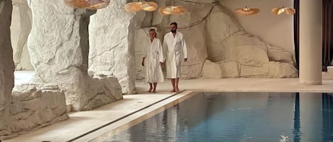 Kolam renang indoor dan kolam renang outdoor, dengan payung kolam renang