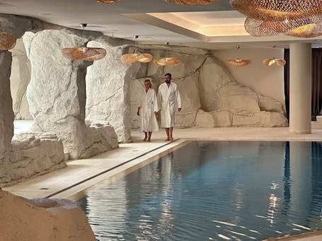 Una piscina techada, una piscina al aire libre, sombrillas. Crown Resorts Horizon Hotel