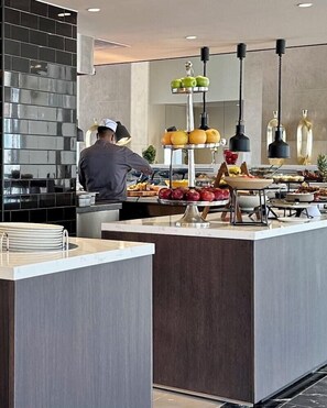 Breakfast, lunch and dinner served - Crown Resorts Horizon Hotel (Pegeia)