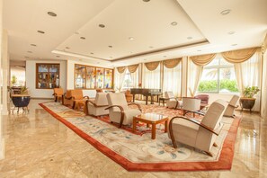 Lobby sitting area - Crown Resorts Horizon Hotel (Pegeia)