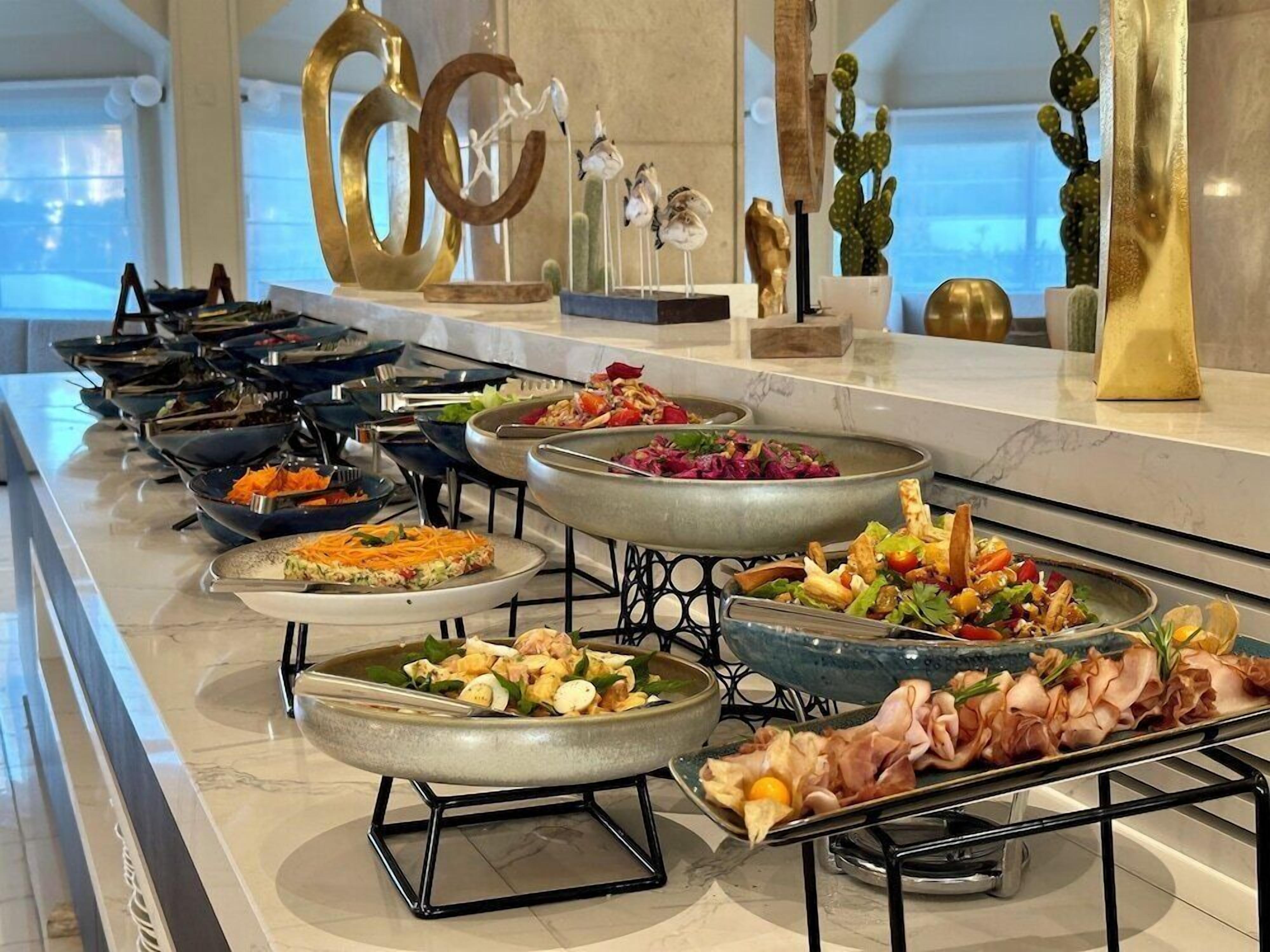 Breakfast, lunch, dinner served; pool views 