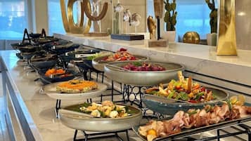 Se sirven desayunos, almuerzos y cenas (con vistas a la piscina)