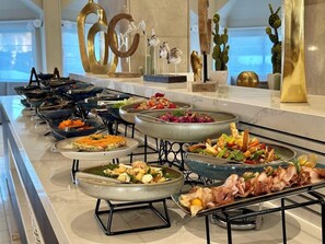 Breakfast, lunch, dinner served; pool views 