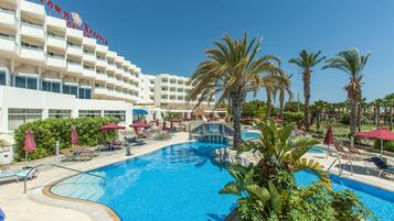 Kolam renang indoor dan kolam renang outdoor, dengan payung kolam renang