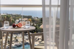 Breakfast, lunch, dinner served; pool views - Crown Resorts Horizon Hotel (Pegeia)