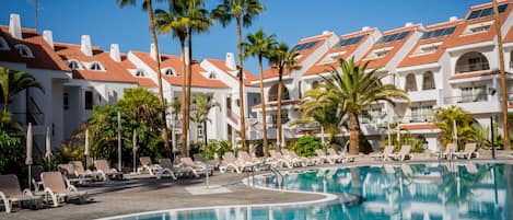 3 ulkouima-allasta avoinna 9.00–19.00, aurinkovarjoja, aurinkotuoleja