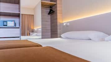 Luxe beddengoed, een minibar, een bureau, verduisterende gordijnen