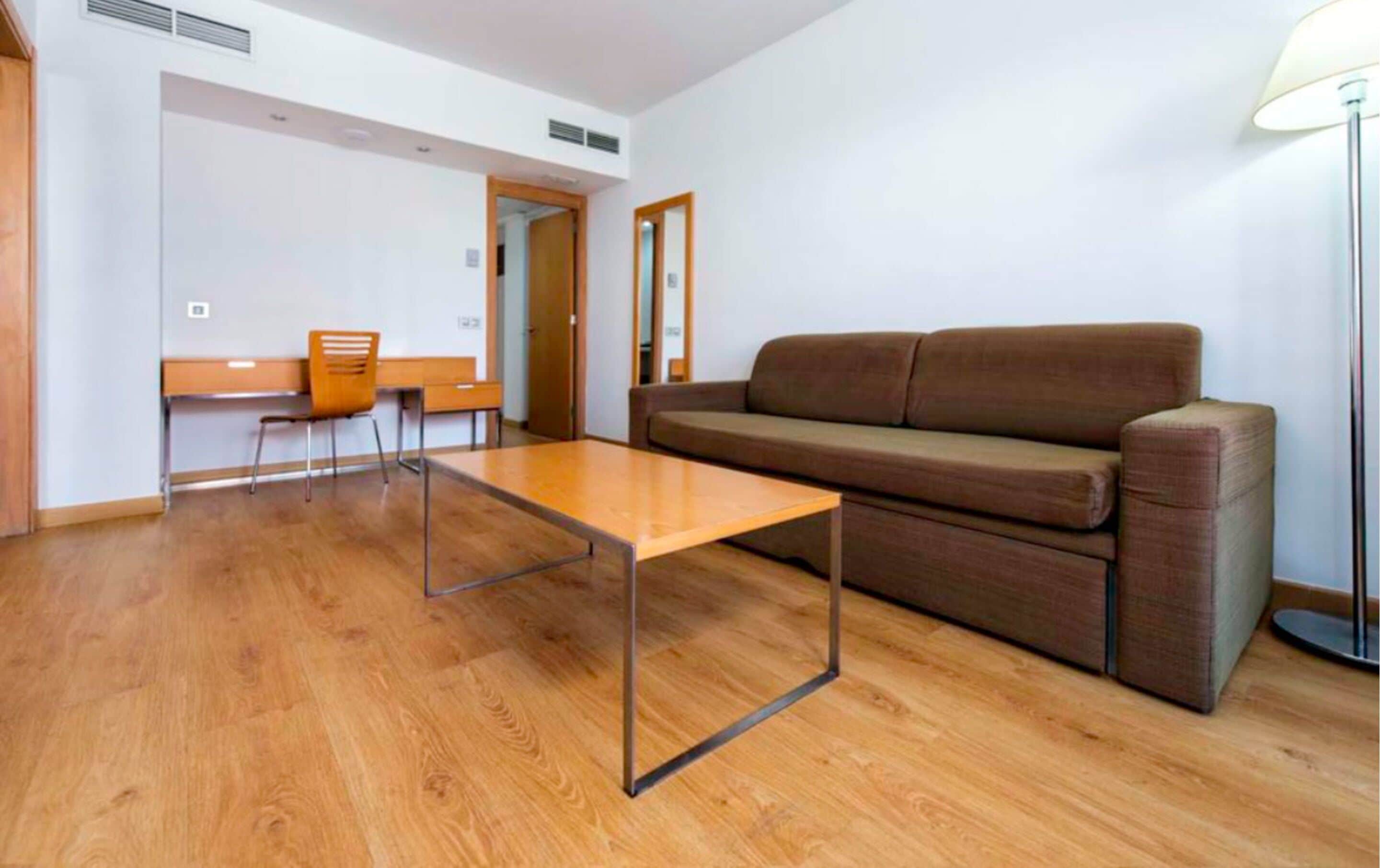 2 bedrooms, premium bedding, minibar, desk