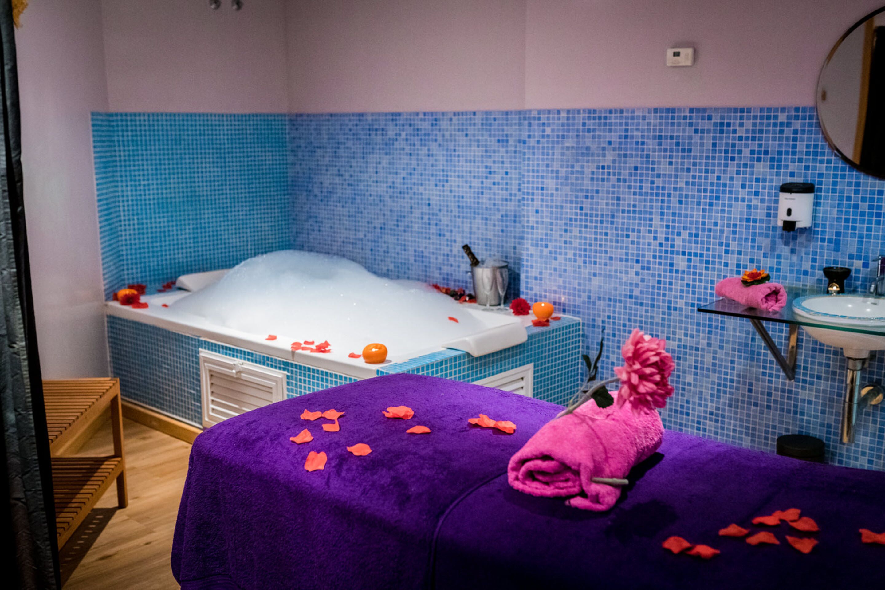 Une salle de bain avec une baignoire, un lavabo et un miroir.