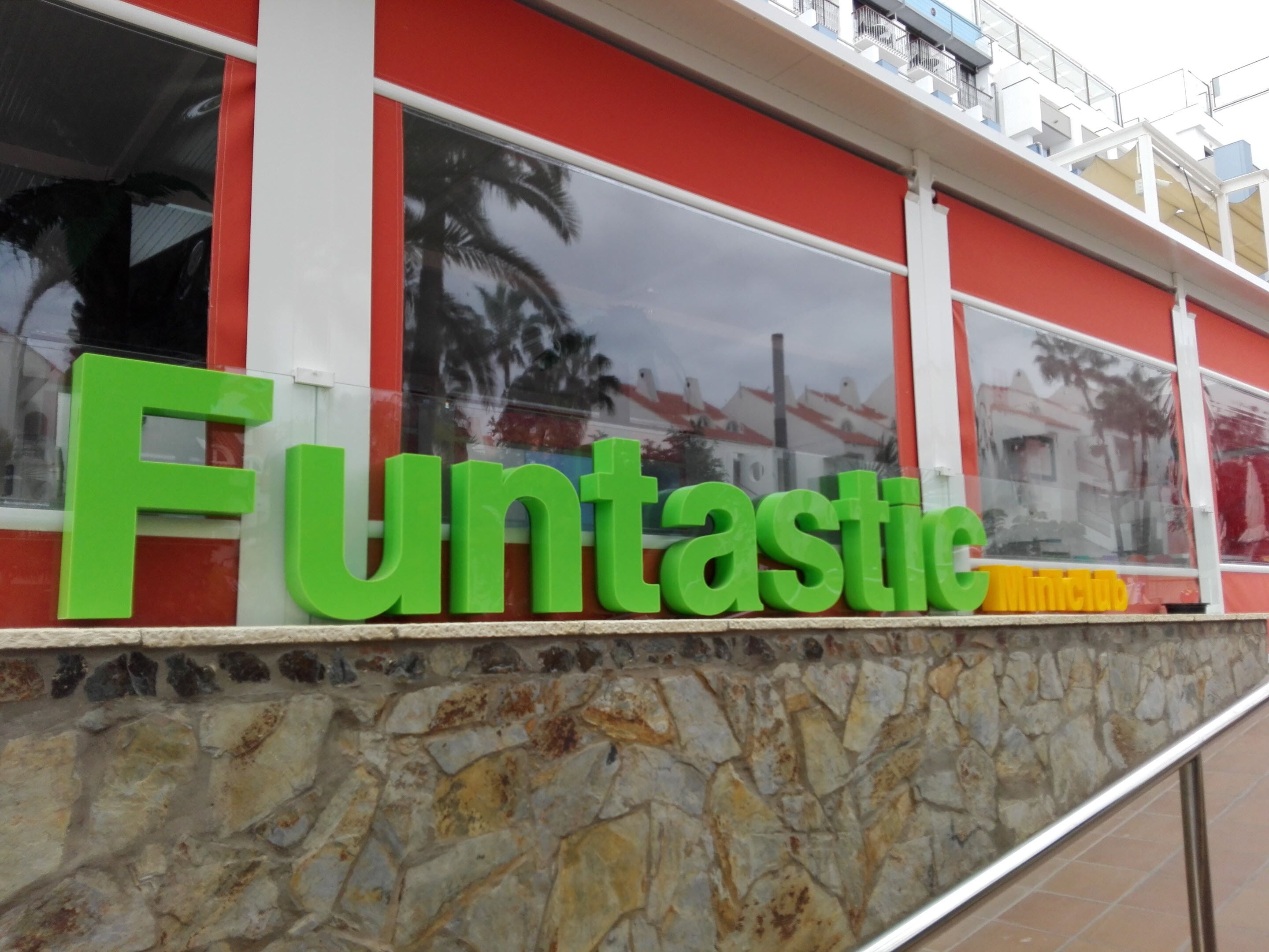 A building with a sign that reads "Funtastic."