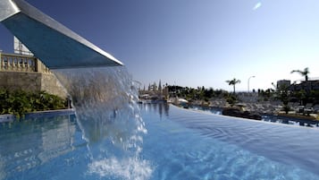 3 udendørs pools, åben fra kl. 09.00 til kl. 19.00, parasoller