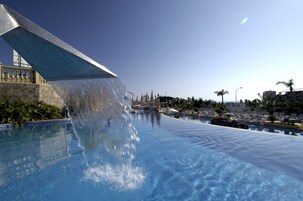 3 piscinas al aire libre, sombrillas, sillones reclinables de piscina