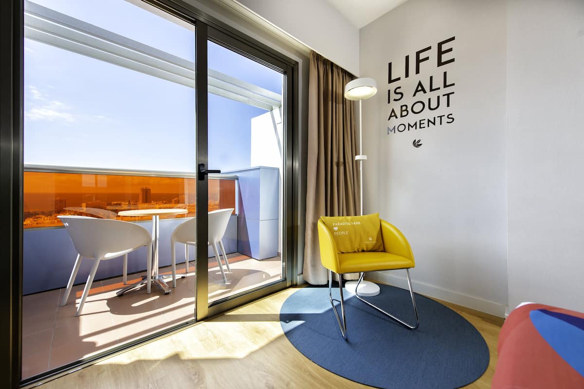 2 bedrooms, premium bedding, minibar, desk