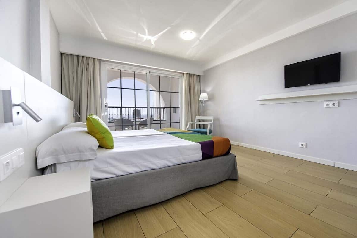 2 bedrooms, premium bedding, minibar, desk