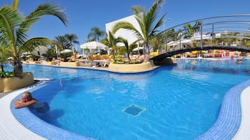 3 outdoor pools, open 9:00 AM to 7:00 PM, pool umbrellas, sun loungers