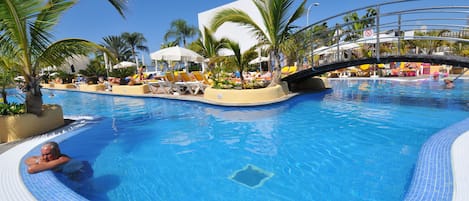 3 piscinas al aire libre, sombrillas, sillones reclinables de piscina