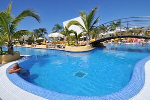 3 piscinas al aire libre (de 09:00 a 19:00), sombrillas, tumbonas