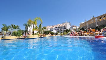 3 piscines extérieures, parasols de plage, chaises longues