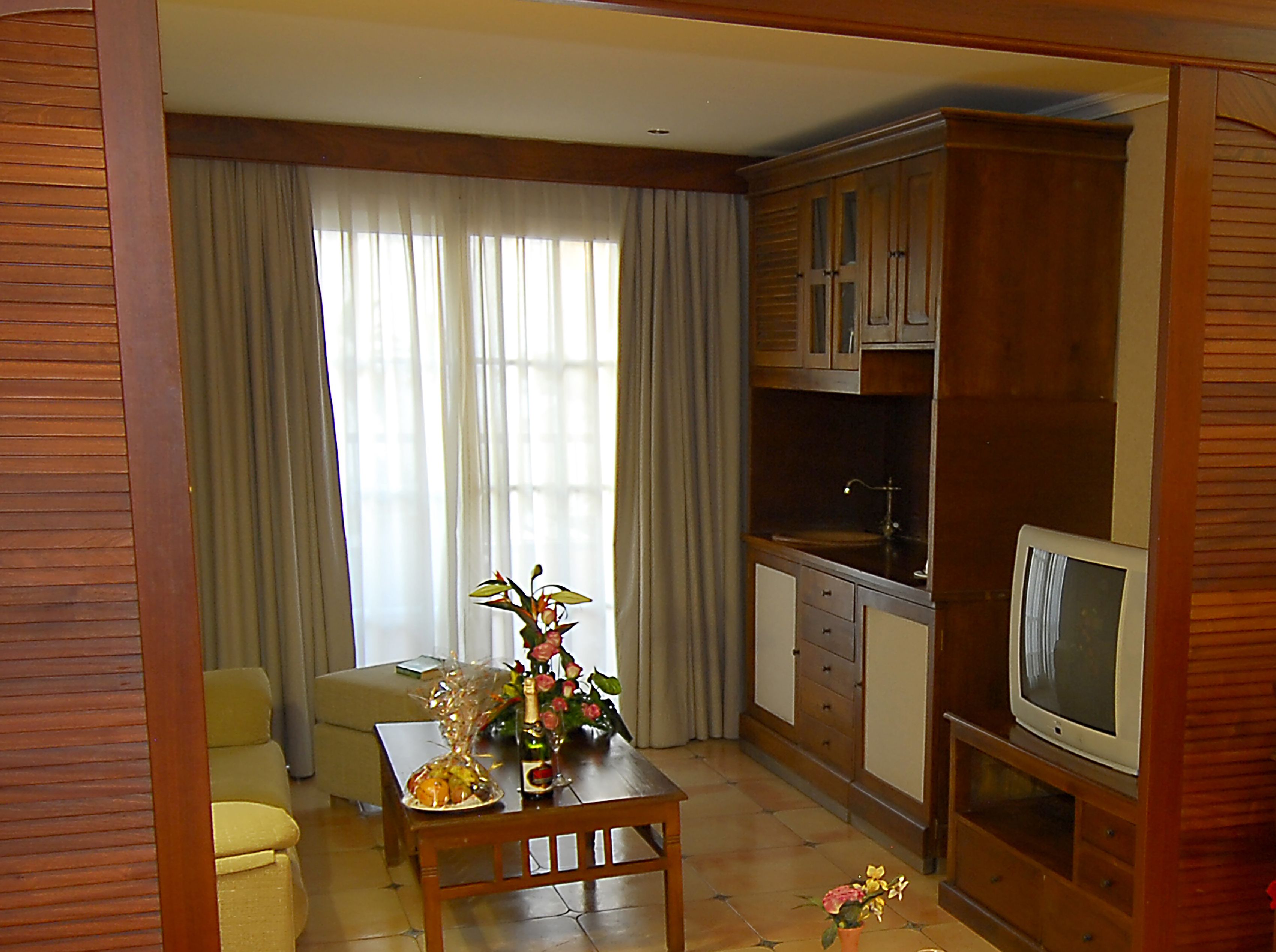 2 bedrooms, premium bedding, minibar, desk