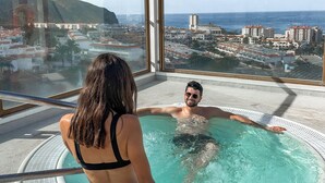 A couple in a hot tub with a city view. - Paradise Park Fun Lifestyle Hotel (Arona)